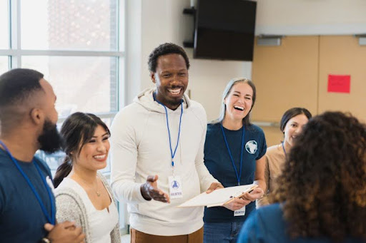 A community health worker meets with a group of volunteers.