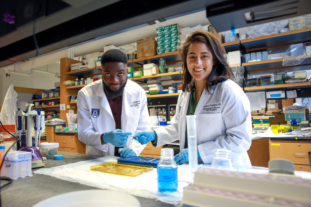 Edem Bokoe and Dariana Rodriguez in the lab