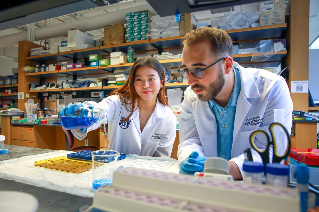 Jenny Nguyen and Eric Foreman in the lab